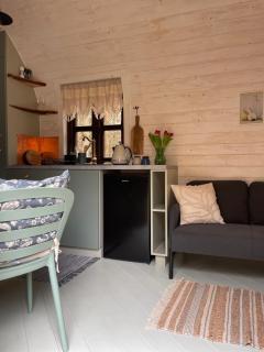 Drewniany domek w lesie z alpakami - 9