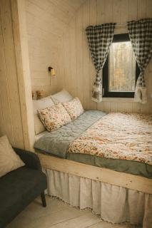 Drewniany domek w lesie z alpakami - 4