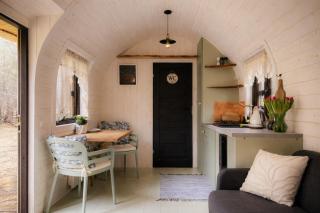 Drewniany domek w lesie z alpakami - 3