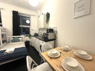 Budget Studio Flat in City Centre - 4