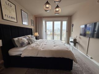 Black & Bright - Main Square - 2