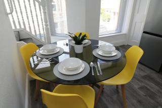 Perfect base for Contractors - 3 Bedrooms- Free Street Parking - 3