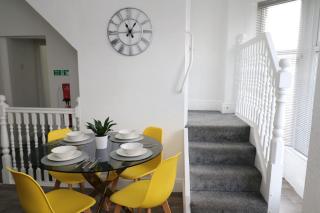Perfect base for Contractors - 3 Bedrooms- Free Street Parking - 1