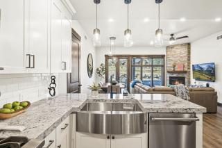 Gregs Grandeur Pristine Condo with Private Hot Tub - 7