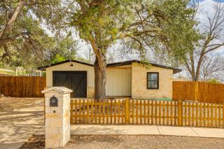 < 1 Mi to Lackland AFB: WFH-Friendly Retreat! - 9