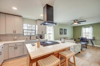 < 1 Mi to Lackland AFB: WFH-Friendly Retreat! - 5