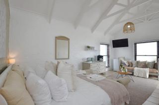 Urban Sole Beach Apartment - 8