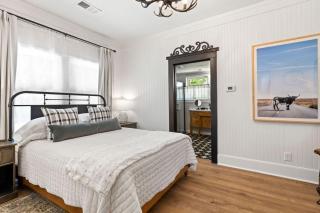 The Johnson - Spacious backyard and fire pit - 7