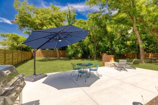 The Johnson - Spacious backyard and fire pit - 3