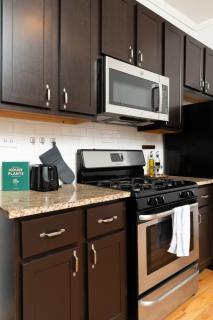 Flexhome Ukrainian Village • 2BR • Convenient Walkability · Sleeps 6 - 1