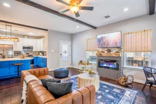 Charming Farmhouse Cozy Fireplace and Bathtub - 0