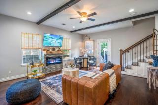 Charming Farmhouse Cozy Fireplace and Bathtub - 1