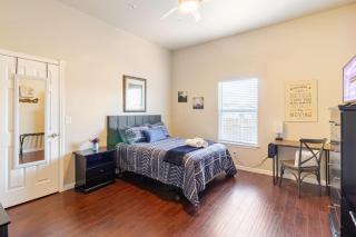 Large 7BR Group Home Sleeps 16 Near Downtown with GAME Room Pool Table Arcade - 4