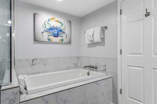 Bayfront condo steps to beach with waterfront balcony pool & lazy river - 3