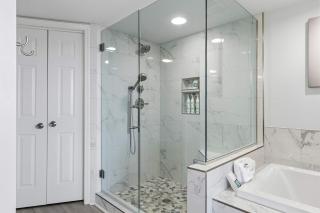 Bayfront condo steps to beach with waterfront balcony pool & lazy river - 4