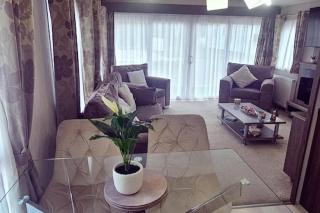 Modern & Spacious 40ft Caravan Sleeps 6 Luxury! - 9