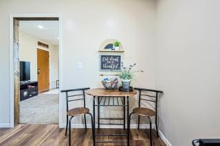 King 1 Bed, 1 Bath - Upstairs Unit - 6