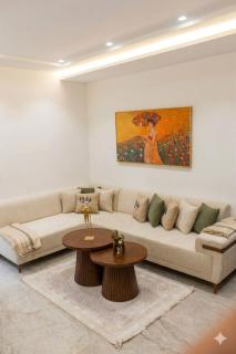 Charming 2-Bedroom Apartment in Tunis with City Views - 0