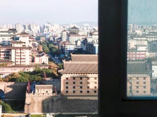 Stylish Homestay Balcony Viewing Acient XiAn Bell Tower and City Wall - 7