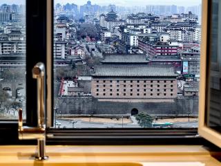 Stylish Homestay Balcony Viewing Acient XiAn Bell Tower and City Wall - 9