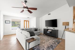 Fully Furnished Phoenix Home Workspace 30 Day Stays - 4