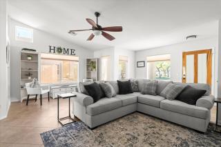 Fully Furnished Phoenix Home Workspace 30 Day Stays - 3