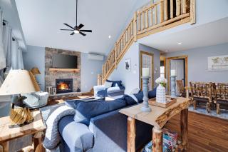 Lux Retreat in Split RockHot TubFire PitGame Rm - 7