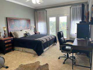 Lakefront 2BR apt, No Chores, J1772 EVchrg, kayaks - 1