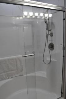 Lakefront 2BR apt, No Chores, J1772 EVchrg, kayaks - 1