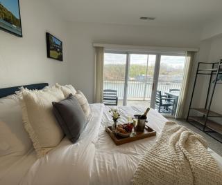 Sunset Vibes Retreat – Lakefront 2BR Condo w/ Pool, No Pets Allowed, Near Ozarks Amphitheater - 9