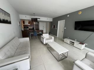 Sleek Condo with Bay and City Views in Brickell - 0