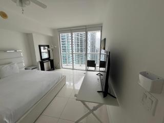 Sleek Condo with Bay and City Views in Brickell - 9