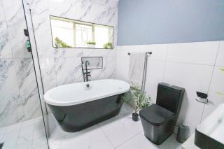 Stylish 1BDR Garden Oasis with Pool Randburg - 7