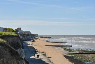 Amazing Beachside 2BD Family Home with Garden - 3