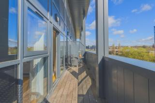 2 Bedroom Apartment Bradford City Centre 85 Smart TV Central Location - 9