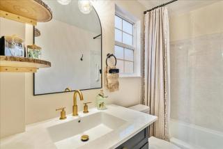 3BR Home with Hot Tub Near Downtown and Ski Resorts - 3