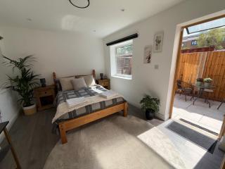 Stylish Apartment with Private Garden Near Victoria Park East London - 2