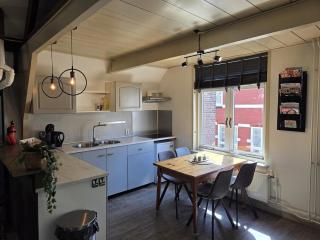 Attic apartment in historic canal house in city center Gouda - 9