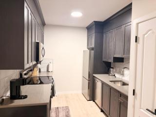 The Luxe Haven - Stylish 2BR, 2BA Retreat - 5