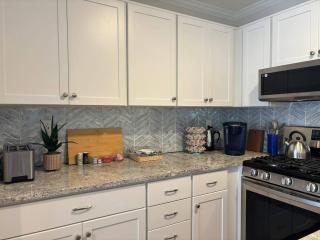 Fast Wi-Fi | Coffee Bar | Linens & Towel | Parking - 7