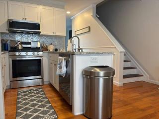 Fast Wi-Fi | Coffee Bar | Linens & Towel | Parking - 8