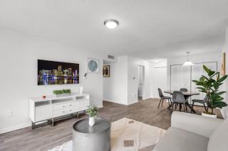 North Miami 2BR with Pool and Free Parking - 4