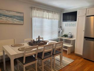 Fast Wi-Fi | Coffee Bar | Linens & Towel | Parking - 2