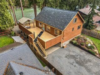 Riverfront w Cedar Hottub, Sauna, Movie Theatre - 3