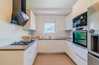 Modern Apartment With Balcony And Garage - Happy Rentals - 7