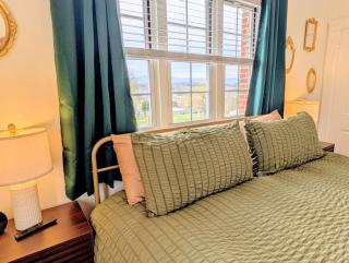 Hot Tub! Arcade! Walk to Everything! 123 Main St! - 5