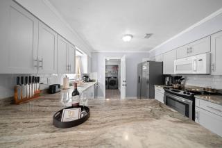 Modernized 3BR Pool Home near downtown, i75, & WEC - 6
