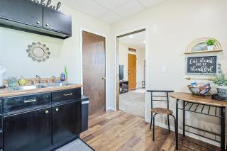 King 1 Bed, 1 Bath - Upstairs Unit - 3