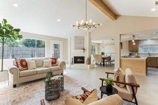 Stylish 4BR Retreat, Firepit Backyard, Prime Houston Location, Sleeps 10 - 0