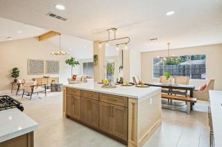 Stylish 4BR Retreat, Firepit Backyard, Prime Houston Location, Sleeps 10 - 9